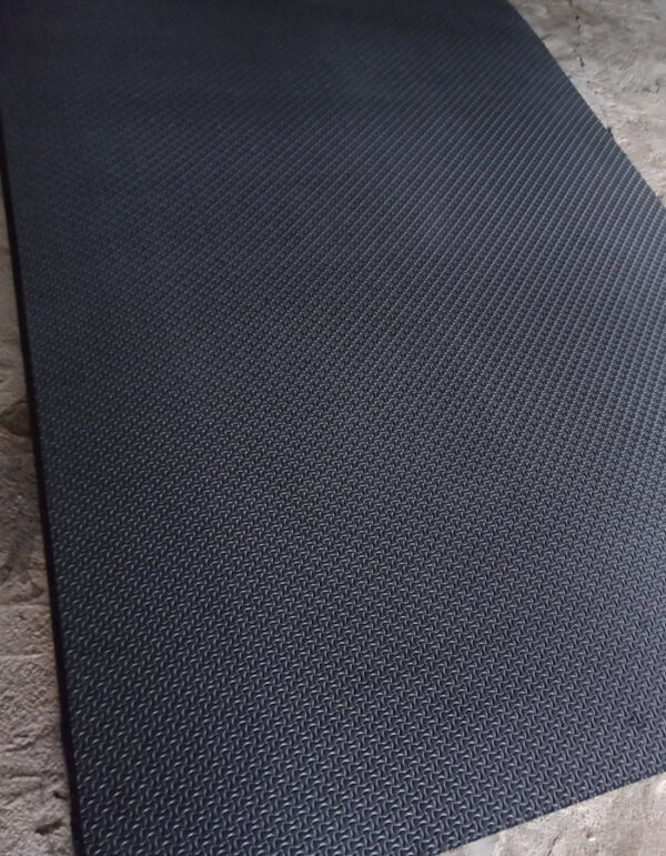 แผ่นยางอีวีเอสีดำลายกันลื่น ขนาดแผ่น 130×240 ซ.ม. หนา 10 มิล